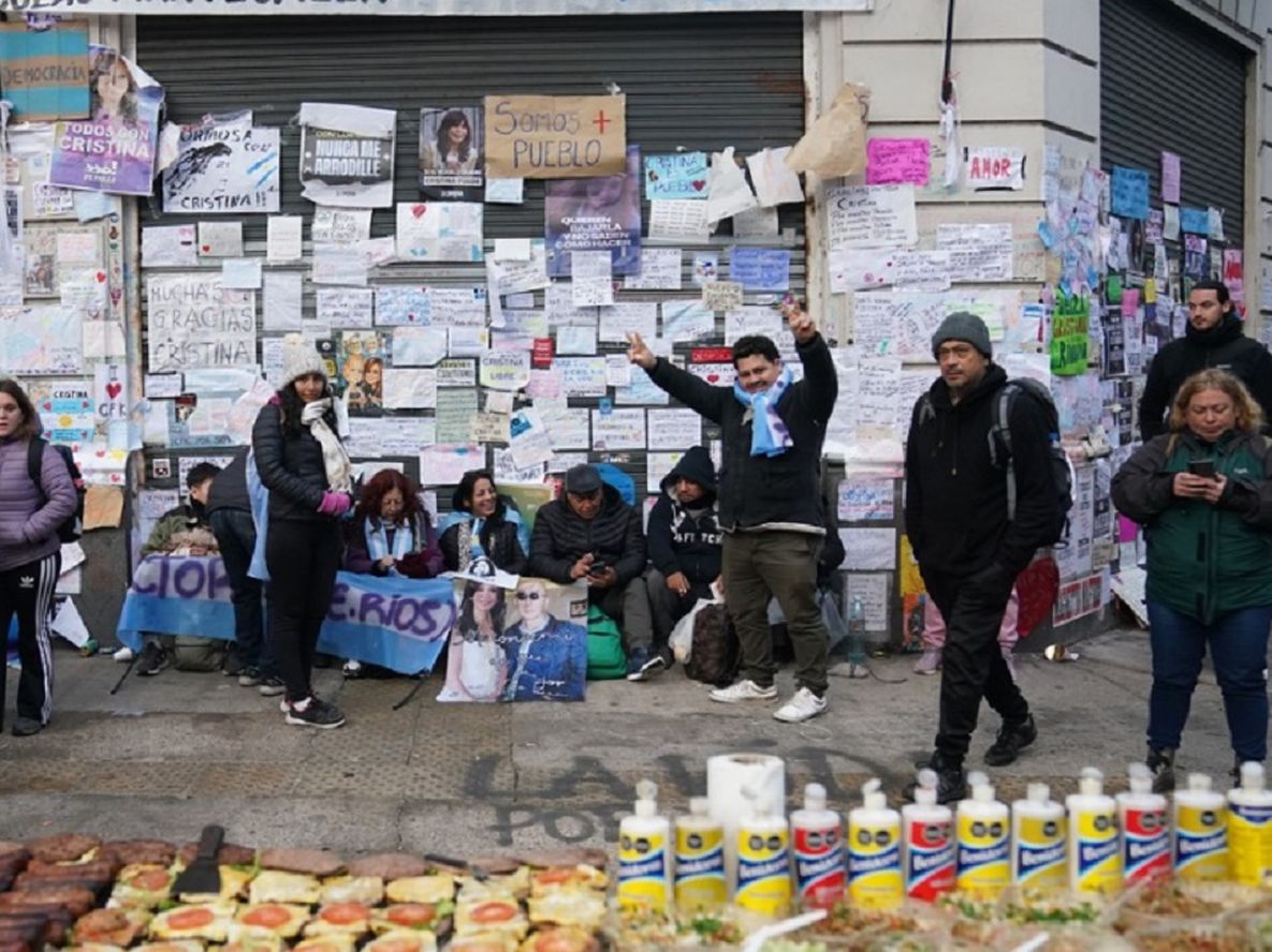 Militancia peronista en el departamento de Cristina Kirchner en el barrio porteño de Constitución