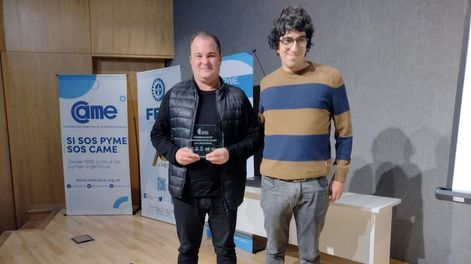 Gonzalo Bonino y Horacio Campos, de RollFood, empresa mendocina que elabora alimentos en base a plantas y que ganó la distinción de Joven Empresario Mendocino