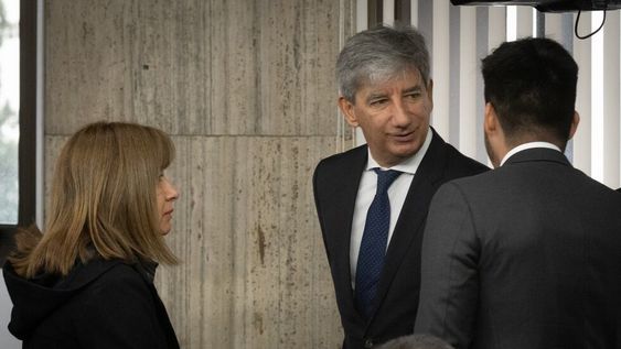 El exjuez Walter Bento junto a su esposa Marta Boiza y sus hijos durante el debate. Archivo Los Andes