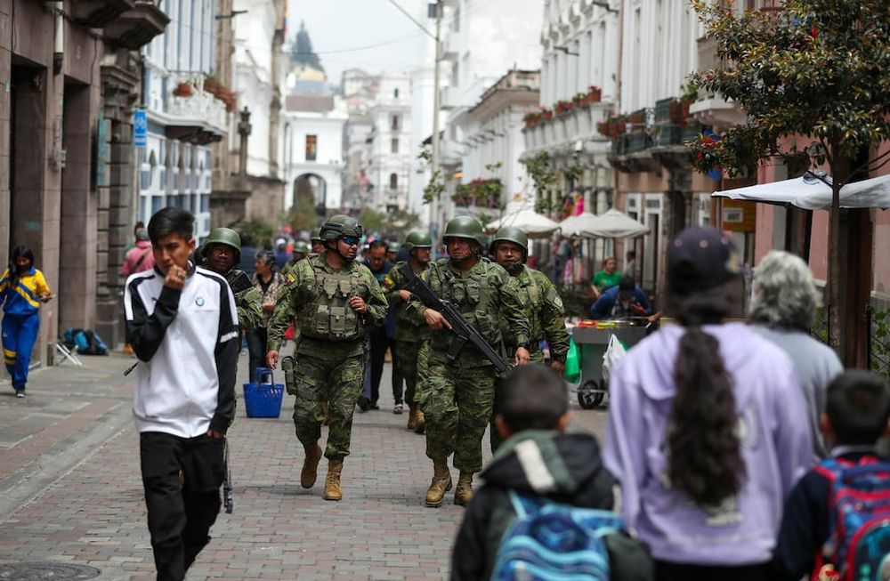 QUI01. QUITO (ECUADOR) 09/01/2024.- Soldados ecuatorianos patrullan por una calle hoy, en Quito (Ecuador). El presidente de Ecuador, Daniel Noboa, decretó desde este lunes el estado de excepción debido a los hechos de violencia en el país lo que permite a las Fuerzas Armadas apoyar a la Policía en labores de seguridad. EFE/ José Jácome