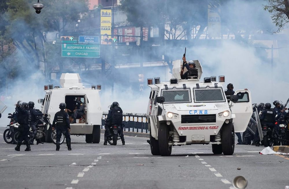 Integrantes de la Policía Nacional Bolivariana (PNB) enfrentan a manifestantes opositores este lunes, durante una protesta contra de los resultados de las elecciones presidenciales, en Caracas (Venezuela). Foto: EFE/ Ronald Peña R.
