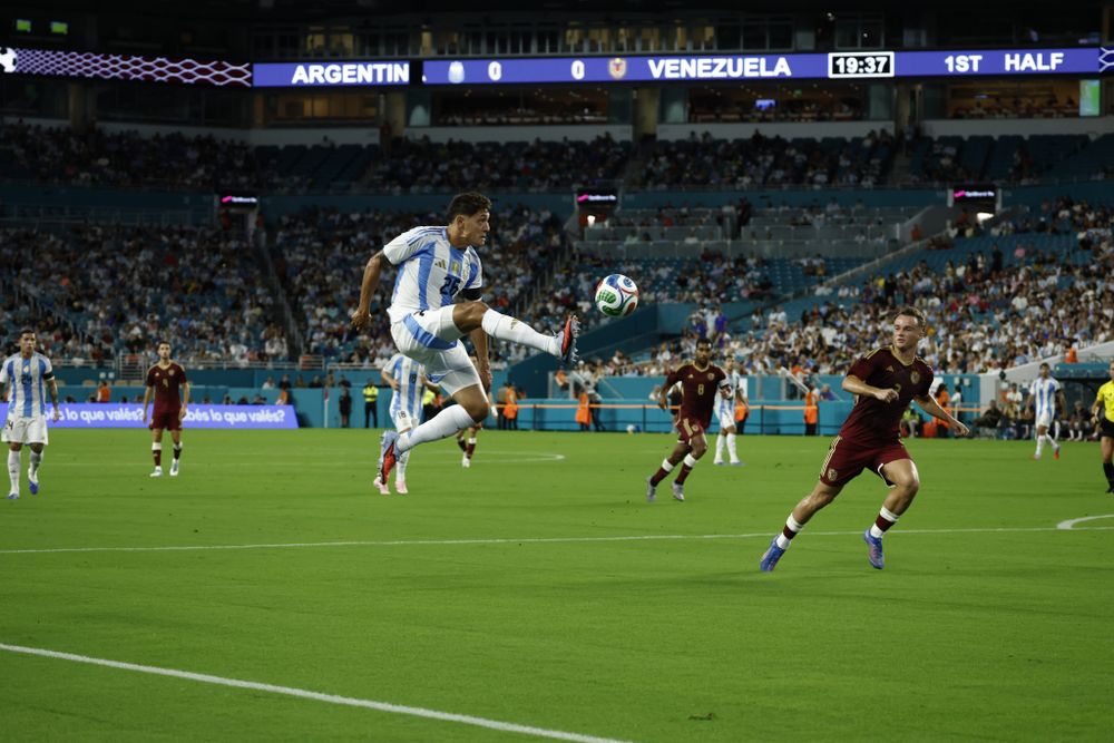 Argentinien spielte eine schwache erste Halbzeit, war seinem Gegner aber zeitweise deutlich überlegen.
