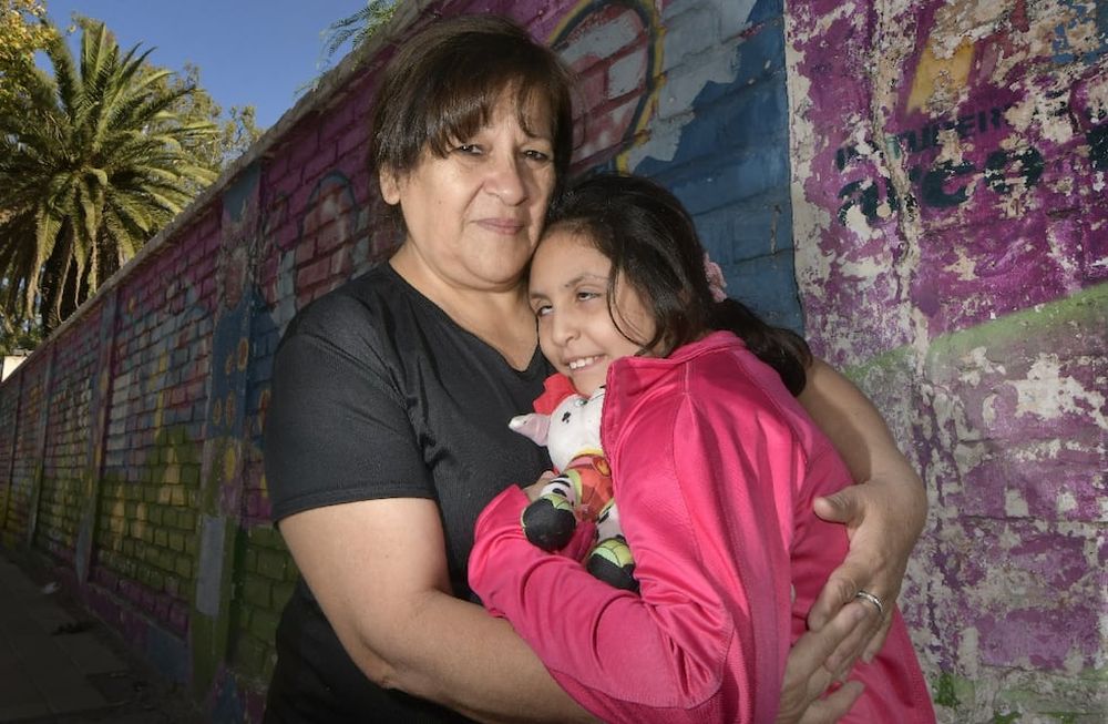 “Siento que ella hizo más por mí de lo que yo por ella”, dice Miriam mientras abraza a su hija. Asegura que sus vecinos de La Paz y el municipio las asisten y contienen. | Foto: Orlando Pelichotti / Los Andes