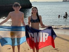 Martina Delpodio y Valentino Cherusen, los dos nadadores de Mendoza, que representarán a la Argentina en el Mundial Juvenil de Aguas Abiertas.