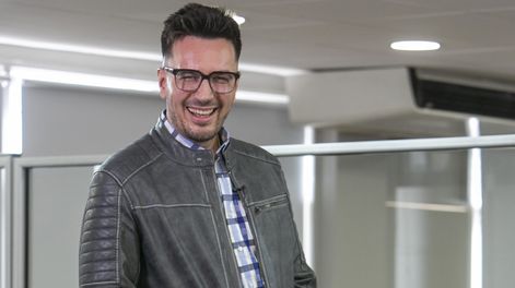 Alejandro Ortega, conductor y productor estuvo En La Cima.