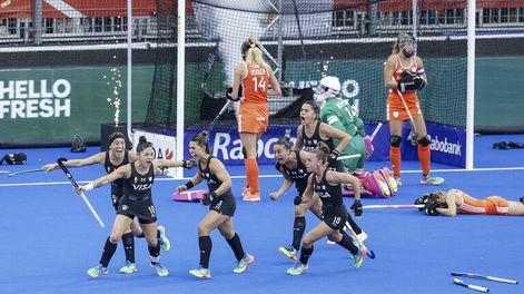 Las Leonas celebran la conquista del Mundial de hockey sobre césped tras vencer a Países Bajos en la final disputada en Amstelveen.