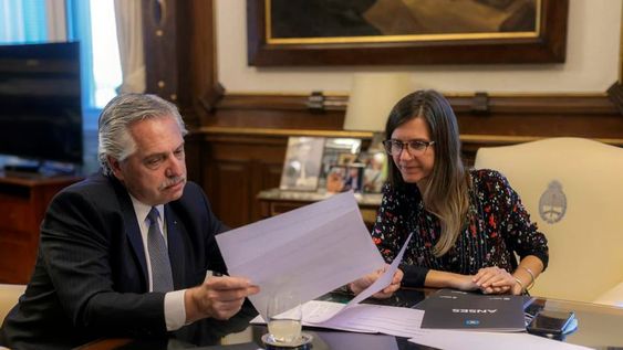 El Gobierno nacional pagará un bono extraordinario en abril de 6.000 pesos a jubilados y pensionados que perciben el haber mínimo, y también a titulares de pensiones no contributivas, como forma de fortalecer sus ingresos ante la suba de precios de los alimentos registrada en las últimas semanas, informaron hoy fuentes oficiales.Fernández Alberto  /  Raverta Fernanda (Télam)