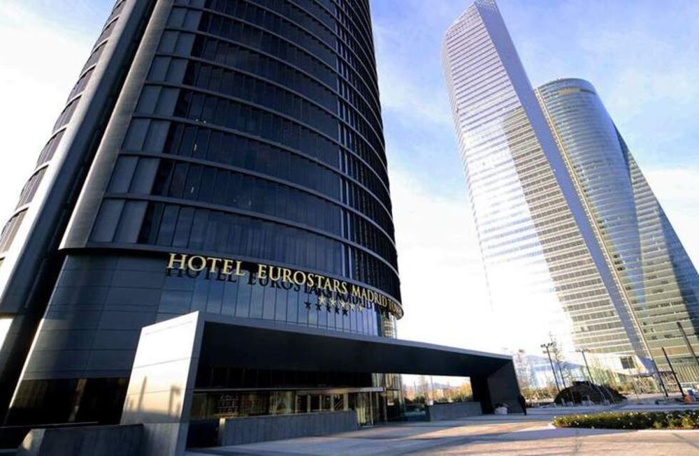 Esta es la imponente torre de 236 metros en la que se concentrará la Selección en Madrid