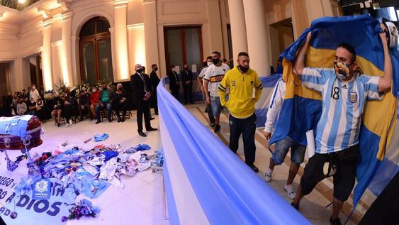 En vivo: el multitudinario velatorio de Diego Armando Maradona en la Casa Rosada