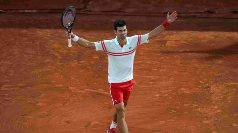 Novak Djokovic derrotó en un maratónico partido al español Rafael Nadal y definirá Roland Garros ante el griego Stefanos Tsitsipas. (AP)