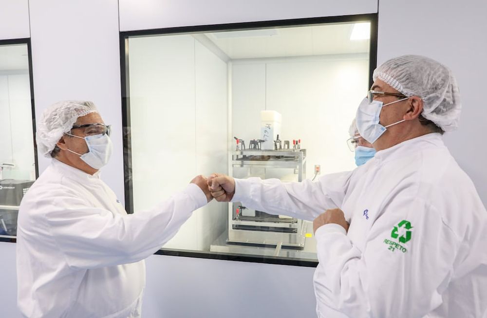 Dosis. Alberto Fernández en el laboratorio Liomont, donde se produce la vacuna de AstraZéneca en asocio con nuestro país.