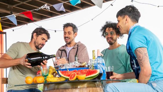 “Uva Uva”, el crossover que unió a Soy Rada y Gauchito Club para celebrar el día de la Bebida Nacional