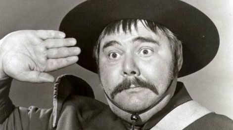 De que murió Henry Calvin, el Sargento García en El Zorro (Archivo)