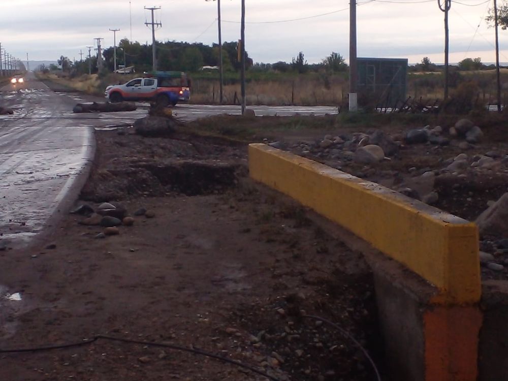 En Tunuyán, las rutas permanecen transitables, pero se recomienda precaución en calle Aguirre y el Corredor Productivo, donde trabaja Vialidad.