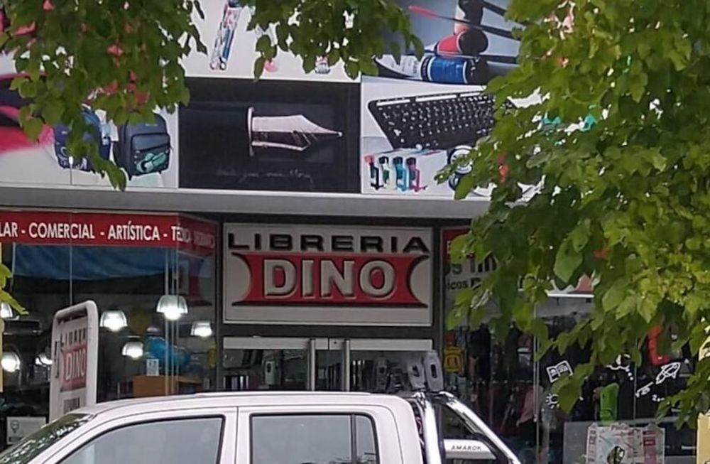 El dueño de la librería Dino no dudó en darle una bolsa repleta de artículos escolares al pequeño que salió a mendigar para ir al colegio. Foto: Gentileza