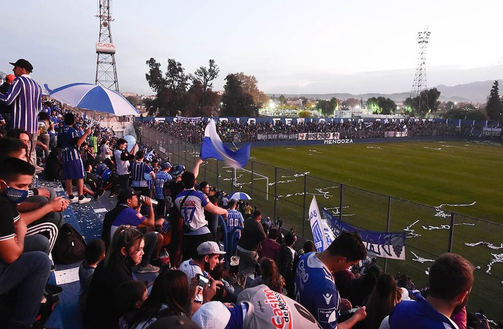 Miles de hinchas de Godoy Cruz coparon el estadio Feliciano Gambarte para festejar los 100 años del Tomba a pesar de las restricciones por la pandemia.