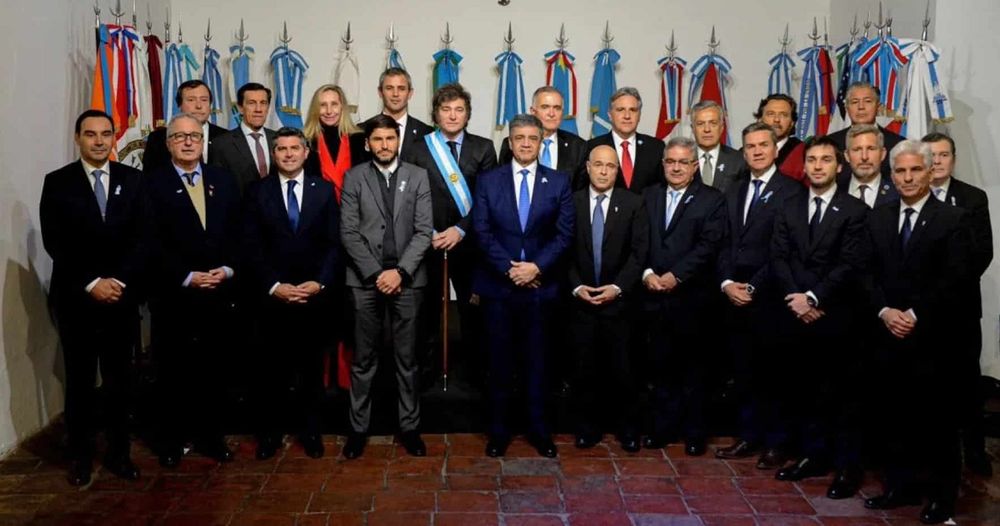 Milei con los Gobernadores en la casa de Tucumán, 2024.