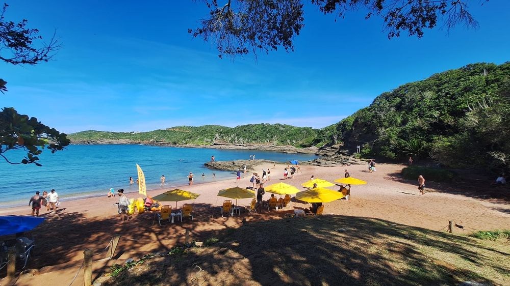 Con su arena roja, la Praia do Forno en Buzios (Brasil)