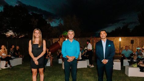 El intendente de Luján de Cuyo, Sebastián Bragagnolo, junto a los directores de Hyde, Mariana Cucchi y Daniel Savina.