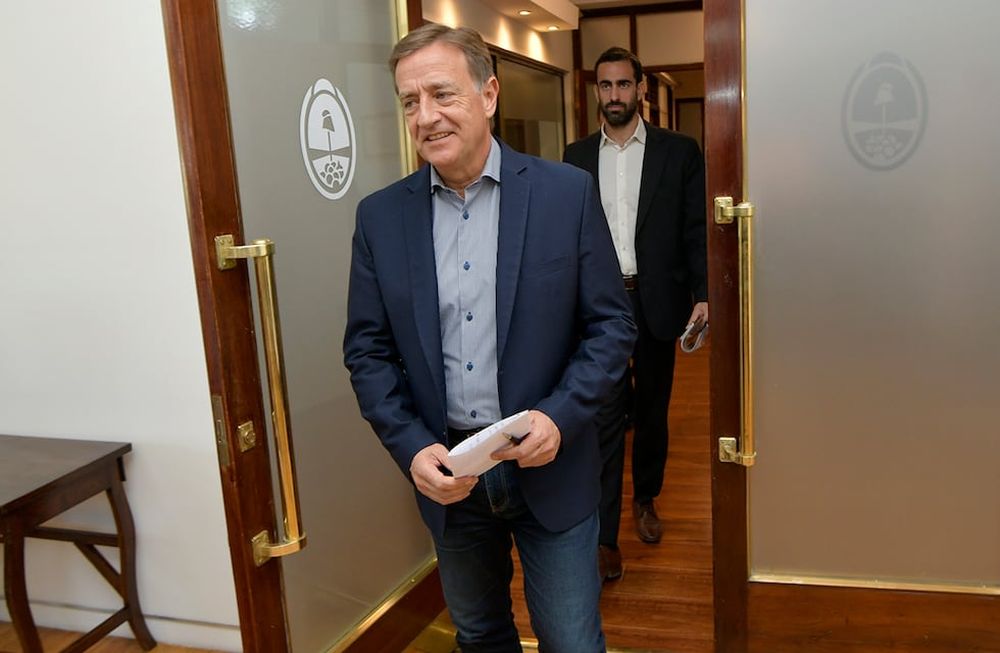 El gobernador Rodolfo Suárez, Víctor Fayad, ministro de Hacienda de Mendoza, junto a Alejandro Gallego, presidente de AySAM presentaron formalmente ante los legisladores el proyecto de ley de Presupuesto 2023, junto con las leyes de Avalúo e Impositiva.Foto: Orlando Pelichotti / Los Andes