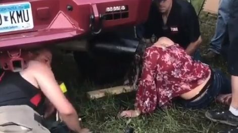 Video insólito: una mujer borracha terminó con su cabeza atorada en un caño de escape