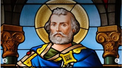 Detalle del vitral de San Pedro en la iglesia alemana en Gamla Stan, en Estocolmo.