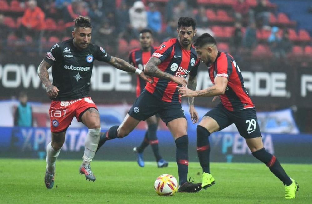 Papelón: el partido entre San Lorenzo y Argentinos se demoró por la indumentaria