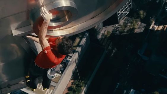 Alex Honnold cautivó a miles de espectadores luego de haber logrado una escalada histórica a un rascacielos de 508 metros.&nbsp;