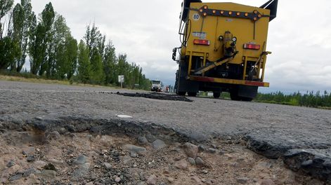 Nuevamente produjo accidentes automovilísticos los baches y pozos que se originaron por las lluvias y alto tránsito la Ruta Internacional 7, pasando el Nudo de Ruta 40, en Luján de Cuyo. Foto: Orlando Pelichotti / Los Andes
