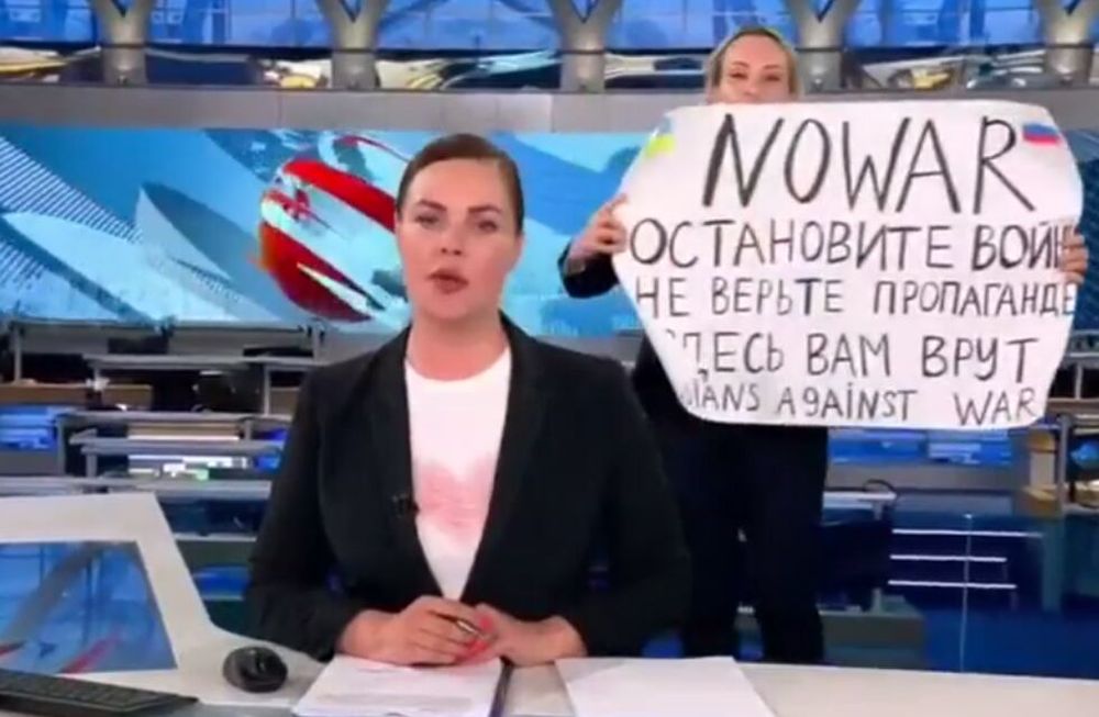 Una mujer irrumpió en un noticiero ruso con mensajes contra la guerra.