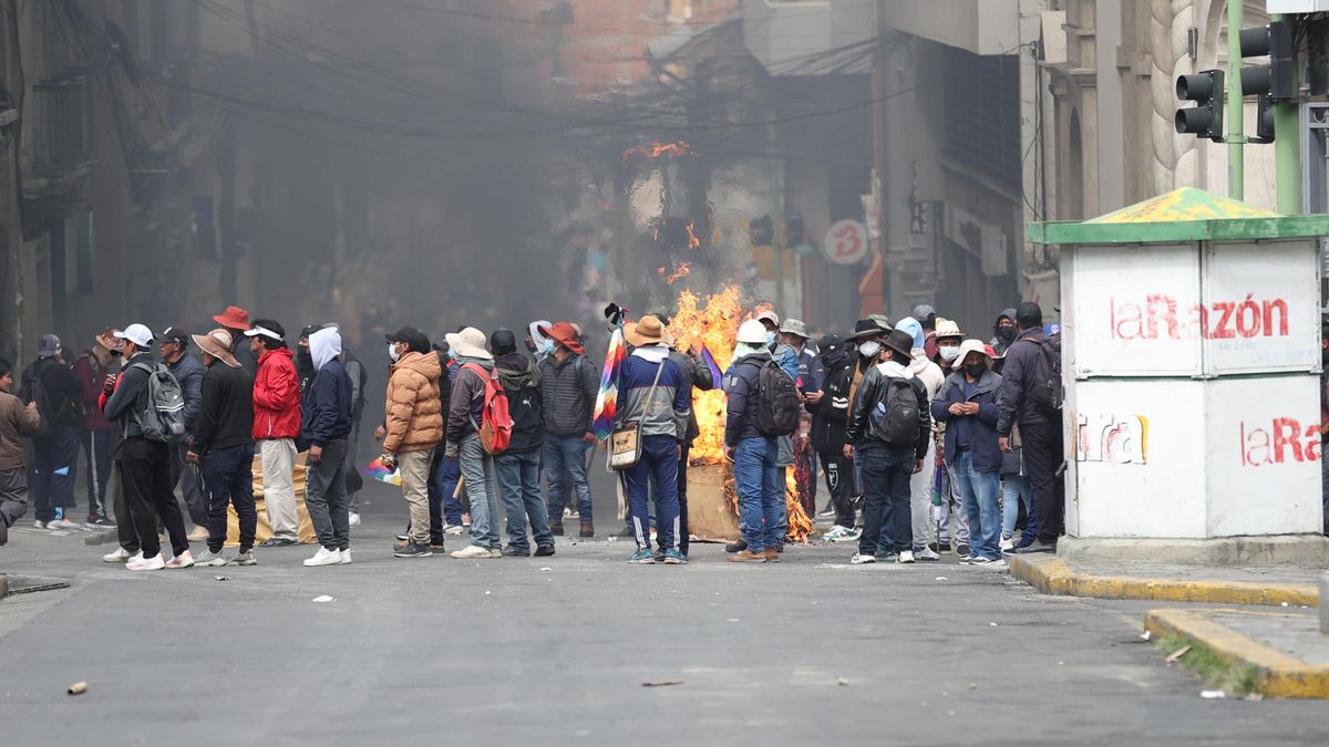 Bolivia: enfrentamientos y máxima tensión por el pedido de renuncia al presidente Rodrigo Paz