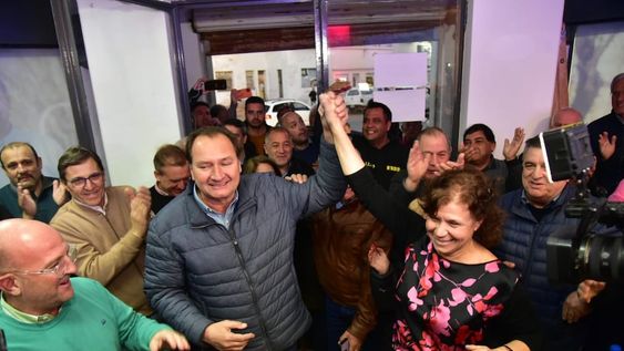 Marcos Juárez: el intendente Pedro Dellarossa y la candidata a sucederlo Sara Majorel (JxC) festejan por las elecciones. (Foto: La Voz)