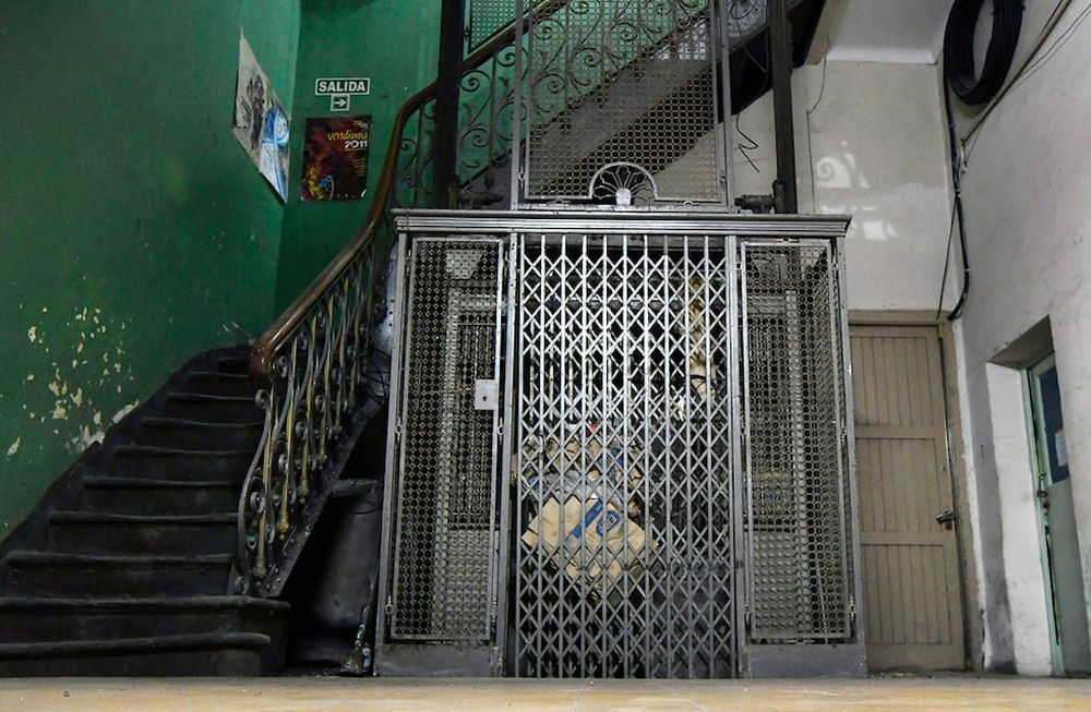 En el Edificio del Ex Jockey Club de Mendoza, actual sede del Ministerio de Educación, Cultura e Infancias, existe uno de los ascensores más antiguos de nuestra provincia. Foto: Orlando Pelichotti