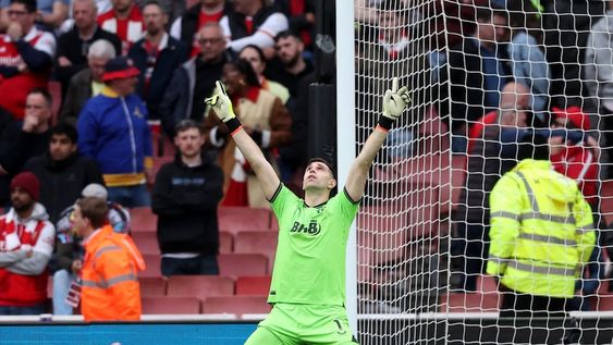 Fútbol - Premier League - Arsenal v Aston Villa - Emirates Stadium, Londres, Gran Bretaña - 14 de abril de 2024Emiliano Martínez, del Aston Villa, celebra tras el partido Foto NA: REUTERS/David Klein