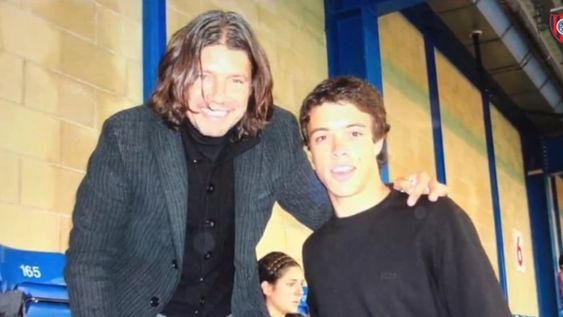 Foto histórico cuanda Franco Di Santo llegó al Chelsea del fútbol chileno y se encontró en la tribuna a Marcelo Tinelli y le pidió una foto. / Gentileza.