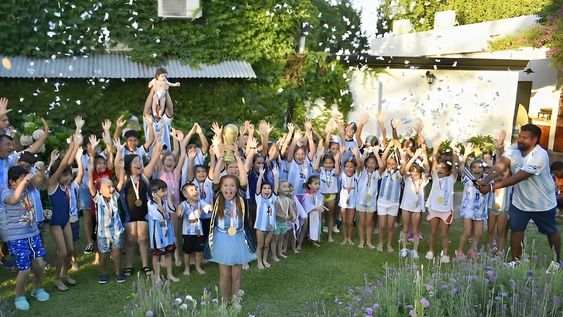 Anto es una nena que celebró su cumpleaños alzando la Copa del Mundo e imitando con sus invitados el festejo de la selección argentina.