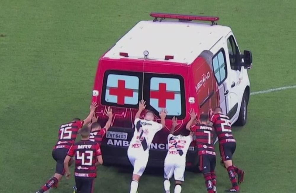 Tragicómico: jugadores brasileños debieron empujar una ambulancia que no podía arrancar