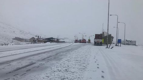 Una fuerte nevada cayó en alta montaña y se cortó el tránsito en el paso internacional a Chile.