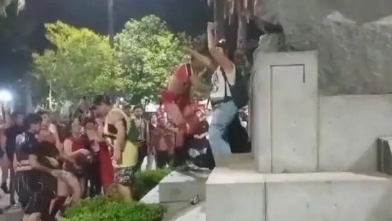 Agredieron a una militante de Milei - Foto X