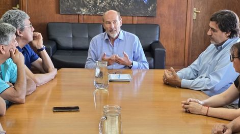 El ministro de Producción, Rodolfo Vargas Arizu, recibió a productores afectados por las últimas contingencias climáticas en San Rafael. Foto: Gobierno de Mendoza
