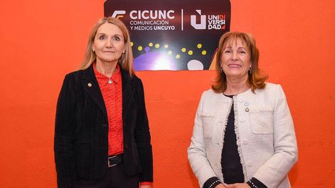 Los Andes | Las candidatas a rectora de la UNCuyo, cuando fueron al debate en Señal U. Adriana García y Esther Sánchez. La pelea por el poder universitario no es a fuerza de sonrisas.Foto: Mariana Villa / Los Andes
