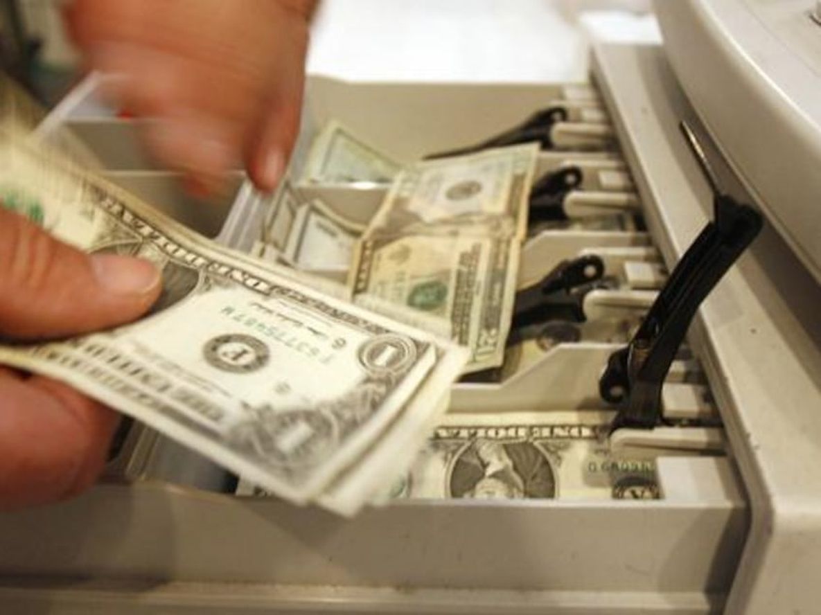 ¿Se pueden retirar dólares de los bancos? Estas son las condiciones (Archivo).