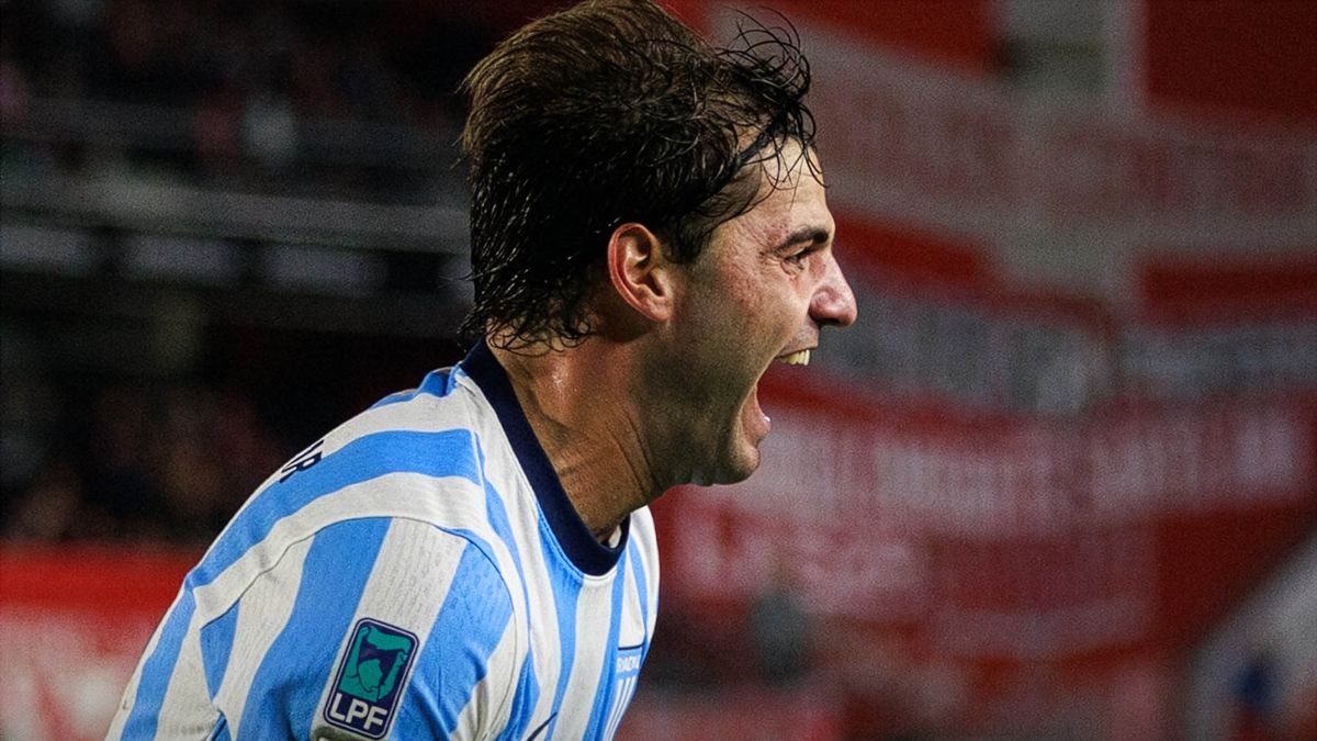 Racing pegó sobre el final en La Plata