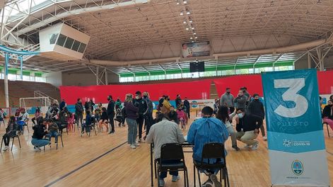 Los Andes | El centro de vacunación de San Martín, en el polideportivo Gustavo Torito Rodríguez, recibió centenares de niños esta semana. Foto: Los Andes