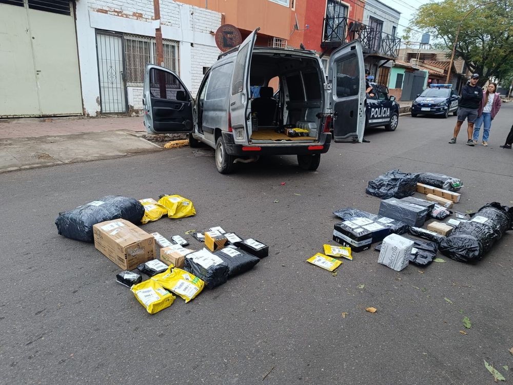 El utilitario recuperado con mercaderías de Mercado Libre. Gentileza Ministerio de Seguridad.&nbsp;