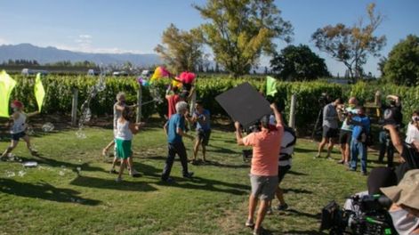 Los Andes | En especial Historias de Vendimia será transmitido para todo el mundo el 6 de marzo; y en cinco países, 10 artistas y referentes culturales de Mendoza oficiarán de anfitriones de microeventos para que se pueda disfrutar de una noche bien mendocina.