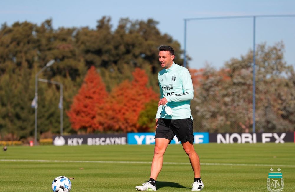 Lionel Scaloni, el DT del seleccionado argentino, durante un entrenamiento en el predio que la AFA posee en Ezeiza, Buenos Aires. (Prensa Selección Argentina)