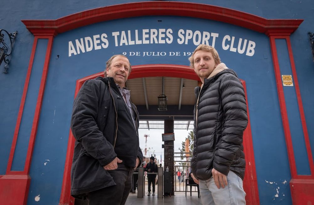 Federico Soldati junto a su hijo Luciano Soldati, dos generaciones campeonas del fútbol de salón de Andes Talleres. Foto: Ignacio Blanco / Los Andes.