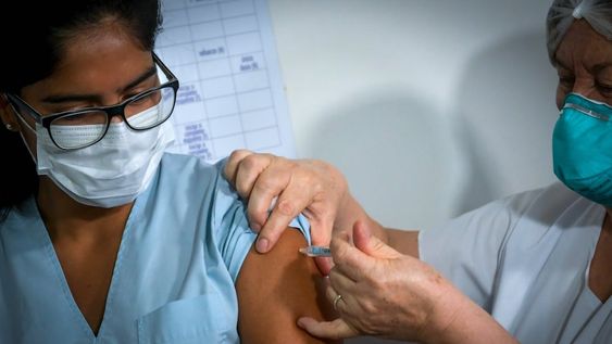 El Ministerio de Salud reportó los casos de efectos adversos tras la colocación de la Sputnik V en pacientes argentinos. - Orlando Pelichotti / Los Andes