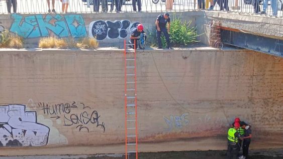 Rescate en el canal Cacique Guaymallén: el limpiavidrios quiso huir de la Policía